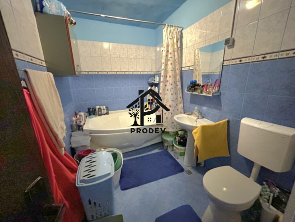 Apartament 2 camere decomandat, etaj intermediar cu parcare  in zona Porii