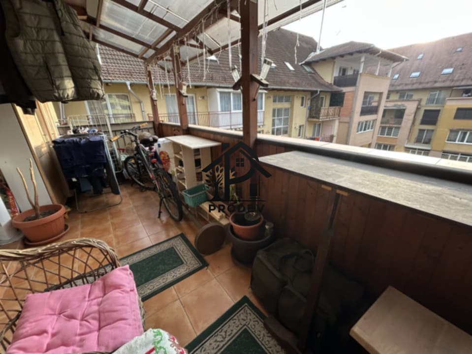 Apartament 2 camere decomandat, etaj intermediar cu parcare  in zona Porii