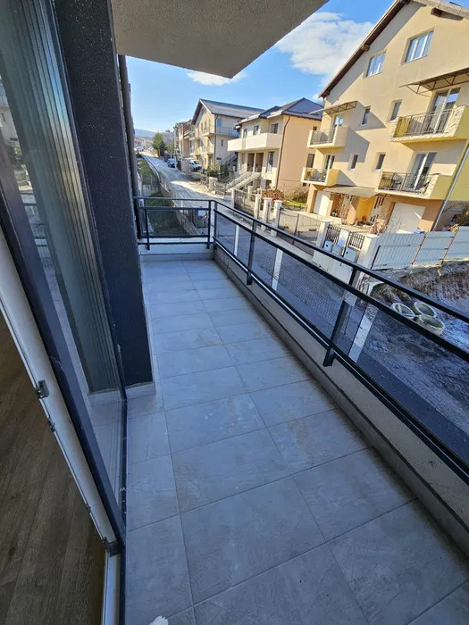 Apartament 2 camere 50 mp plus terasa la etaj intermediar in zona Fagului