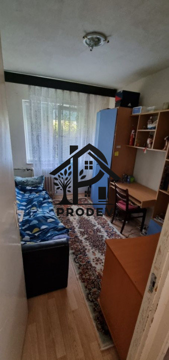 Apartament de  3 camere decomandat in zona Retezat