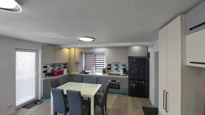 Apartament de 3 camere 60 mp utili si 2 parcari etajul 1 zona Cetatii