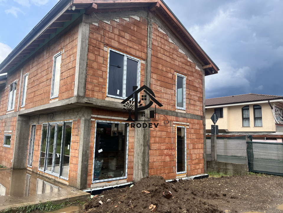 Duplex 4 camere 3 bai 130mp utili si 190 mp teren liber in zona Terra!